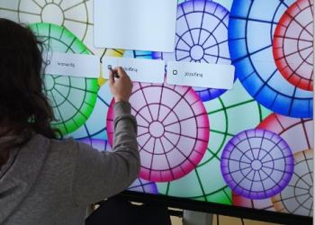 Powiększ zdjęcie: Zadanie na monitorze interaktywnym z liczbą PI - Liczbę PI często nazywa się ... leonardą, ludolfiną lub józefiną. Uczennica wybiera odpowiedź ludolfiną.