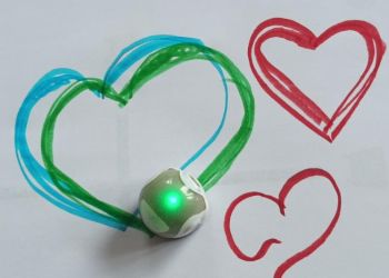 Powiększ zdjęcie: Ozobot poruszający się po trasie w kształcie serca.