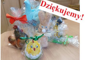 Powiększ zdjęcie: Ozdoby świąteczne przeznaczone na rzecz zwierząt z napisem Dziękujemy!