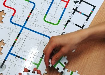 Powiększ zdjęcie: Układanie z puzzli trasy dla robota Ozobot.