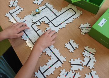 Powiększ zdjęcie: Układanie trasy z puzzli dla robota Ozobot.