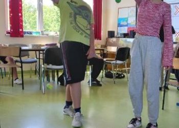 Powiększ zdjęcie: Uczniowie odbijają piłeczki.