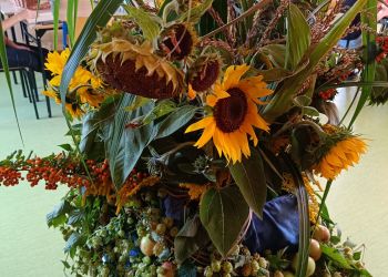 Powiększ zdjęcie: Bukiet z kwiatów, kukurydzy i zbóż.