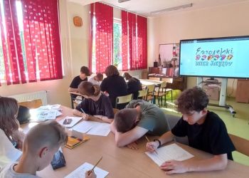Powiększ zdjęcie: Uczniowie rozwiązujący testy z języka angielskiego i języka niemieckiego.