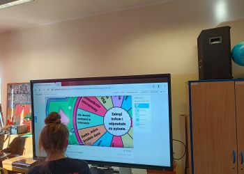 Powiększ zdjęcie: Uczennica uczestnicząca w grze dotyczącej profilaktyki bezpieczeństwa w sieci - Zakręć kołem i odpowiedz na pytania - Komunikator internetowy, Nie można podawać w Internecie, Osoba, która kradnie dane.