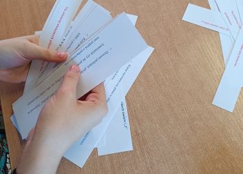 Powiększ zdjęcie: Układanie przez uczniów rozsypanki z zakresu zapobiegania zagrożeniom z Internetu.