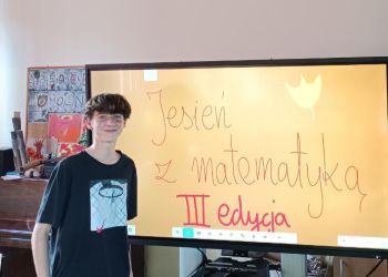 Powiększ zdjęcie: Nazwa konkursu "Jesień z matematyką" III edycja wykonany przez ucznia na monitorze interaktywnym.