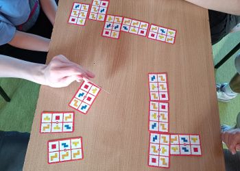Powiększ zdjęcie: Uczniowie grają w grę karcianą dotyczącą figur geometrycznych.