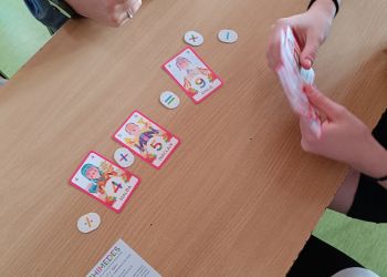 Powiększ zdjęcie: Uczniowie utrwalają rachunki pamięciowe za pomocą gry karcianej.