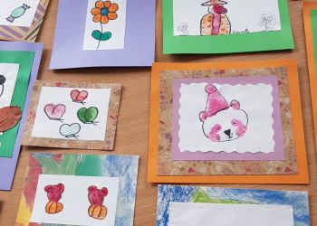 Powiększ zdjęcie: Kartki przygotowane dla pacjentów oddziału dla dorosłych
