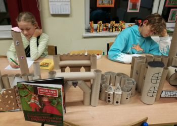 Powiększ zdjęcie: Wychowankowie piszący zakończenie wysłuchanej opwieści.