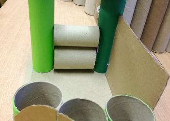 Powiększ zdjęcie: Królestwo Lukrecji i pięknego księcia wykonane z papierowych rurek, tektury i kolorowego papieru.