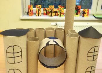 Powiększ zdjęcie: Królestwo Lukrecji i pięknego księcia wykonane z papierowych rurek i tektury.