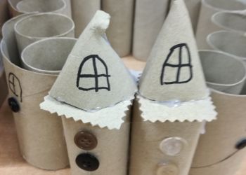 Powiększ zdjęcie: Królestwo Lukrecji i pięknego księcia wykonane z papierowych rurek, tektury i guzików.