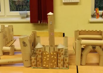 Powiększ zdjęcie: Królestwa Lukrecji i pięknego księcia wykonane z papierowych rurek i tektury.