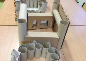 Powiększ zdjęcie: Królestwa Lukrecji i pięknego księcia wykonane z papierowych rurek i tektury.