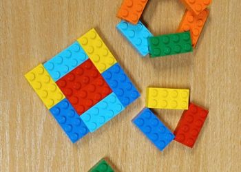 Powiększ zdjęcie: Kształty zbudowane z trzech zestawów klocków LEGO - kwadrat, sześciokąt, trójkąt i prostokąt.