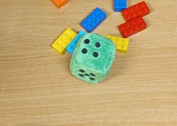 Powiększ zdjęcie: Budowanie przez uczniów zwierząt z klocków LEGO.