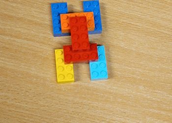 Powiększ zdjęcie: Krab skonstruowany z trzech zestawów po 6 klocków LEGO.