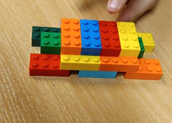 Powiększ zdjęcie: Żółw skonstruowany z trzech zestawów po 6 klocków LEGO.