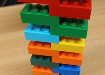 Powiększ zdjęcie: Wieża skonstruowana z trzech zestawów po 6 klocków LEGO.