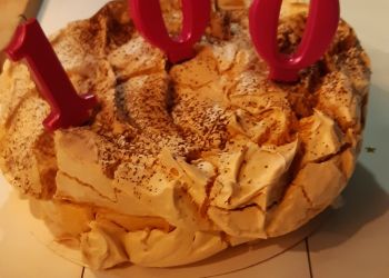 Powiększ zdjęcie: Tort  z okazji rozdania setnego Bajkowozu.