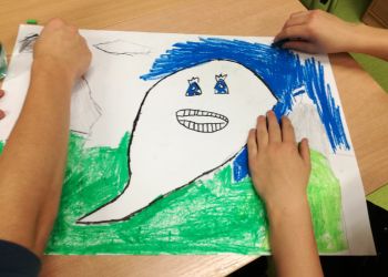 Powiększ zdjęcie: Wychowankowie rysujący postać Ducha Gór.