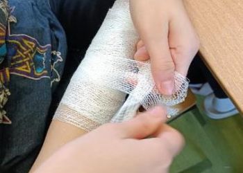 Powiększ zdjęcie: Ćwiczenia w bandażowaniu.
