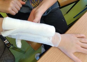 Powiększ zdjęcie: Ćwiczenia w bandażowaniu.