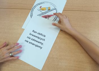 Powiększ zdjęcie: Omawianie zasad udzielania pierwszej pomocy - Ran obficie krwawiących nie zalewamy, nie smarujemy.