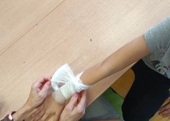 Powiększ zdjęcie: Ćwiczenia w bandażowaniu.