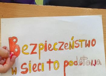 Powiększ zdjęcie: Hasło promujące bezpieczne korzystanie z Internetu - "Bezpieczeństwo w sieci to podstawa".