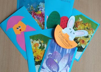 Powiększ zdjęcie: Wykonane kartki świąteczne dla Rodaków zamieszkałych poza granicami kraju - Wesołych Świąt Wielkanocnych.  