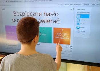 Powiększ zdjęcie: Wykonanie ćwiczenia interaktywnego przez ucznia z zakresu bezpieczeństwa informatycznego - Bezpieczne hasło powinno zawierać małe, duże litery, cyfry i znaki specjalne.