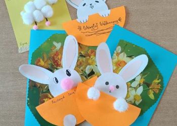 Powiększ zdjęcie: Wykonane kartki świąteczne dla Rodaków zamieszkałych poza granicami kraju - w kształcie zajączków i baranka - Wesołych Świąt Wielkanocnych. .