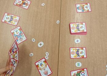 Powiększ zdjęcie: Uczniowie grają w grę karcianą dotyczącą układania równań.