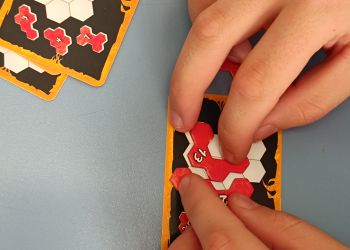 Powiększ zdjęcie: Uczniowie grają w gry karciane dotyczące ułożenia kafelków według wzoru.