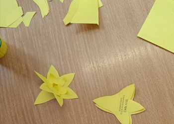 Powiększ zdjęcie: Uczniowie wykonują żonkile z papieru.