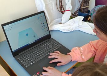 Powiększ zdjęcie: Uczennice projektujące breloczek misia 3D.