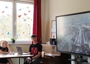 Powiększ zdjęcie: Uczniowie oglądający film "Muranów - Dzielnica Północna".