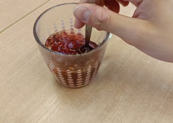 Powiększ zdjęcie: Doświadczenie obrazujące paradoks liści herbaty dotyczący skłonności listków herbaty do zbierania się pośrodku wirującej wody.