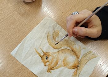 Powiększ zdjęcie: Malowanie wiewiórki herbatą.