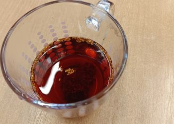 Powiększ zdjęcie: Doświadczenie obrazujące paradoks liści herbaty dotyczący skłonności listków herbaty do zbierania się pośrodku wirującej wody.