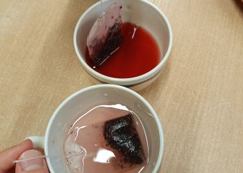 Powiększ zdjęcie: Doświadczenie obrazujące dyfuzję herbaty w wodzie.