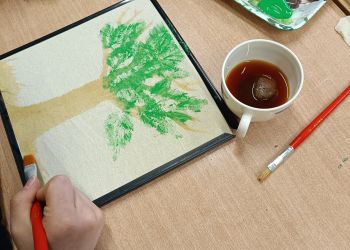 Powiększ zdjęcie: Malowanie drzewa herbatą.