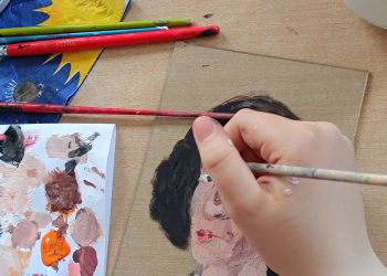 Powiększ zdjęcie: Malowanie Mikołaja Kopernika na szkle.