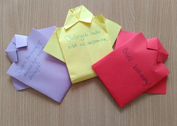 Powiększ zdjęcie: Przygotowane przez uczniów techniką origami kartki w kształcie koszulek z sentencjami dotyczącymi kształtowania dobra.