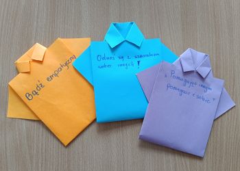 Powiększ zdjęcie: Przygotowane przez uczniów techniką origami kartki w kształcie koszulek z sentencjami dotyczącymi kształtowania dobra.