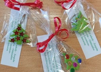 Powiększ zdjęcie: Breloczki w kształcie choinek udekorowane cekinami - z bilecikiem Przygotował i sporządził uczeń szkoły Zespołu Szkół Specjalnych w Skoczowie – Oddziałów w Beskidzkim Zespole Leczniczo-Rehabilitacyjnym w Jaworzu. .