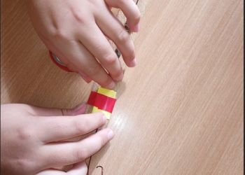 Powiększ zdjęcie: Konstruowanie przez ucznia siłomierza.